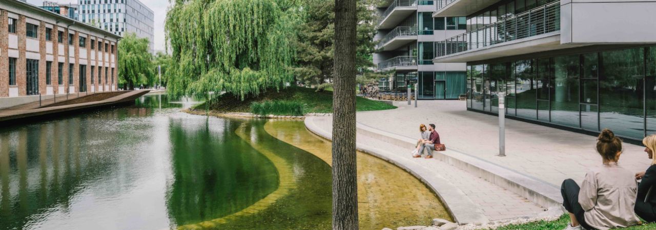 Moderne Firmengebäude an einem Teich