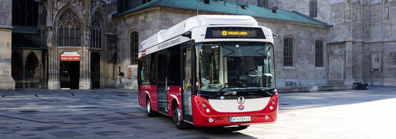 Emissionsfreier Wasserstoff-E-Bus von vorne