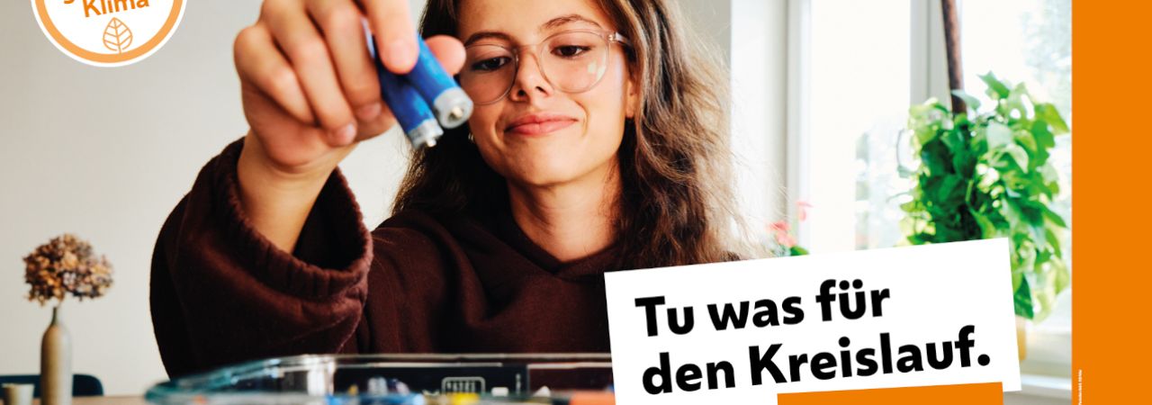 Kampagnen-Sujet mit einer jungen Frau, die Batterien sammelt.