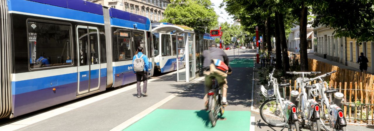 Radweg und Badner Bahn auf der Wiedner Hauptstraße