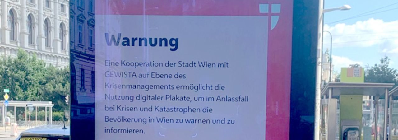 City-Light mit Text über Warnungen im öffentlichen Raum