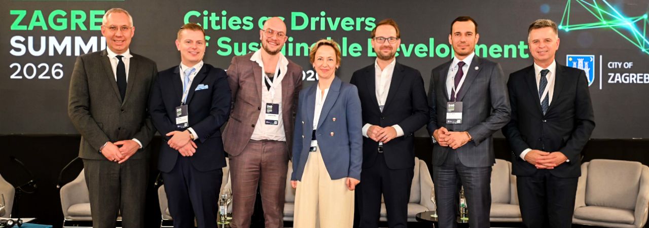 Gruppenfoto der Teilnehmer*innen des Round Table on Democracy