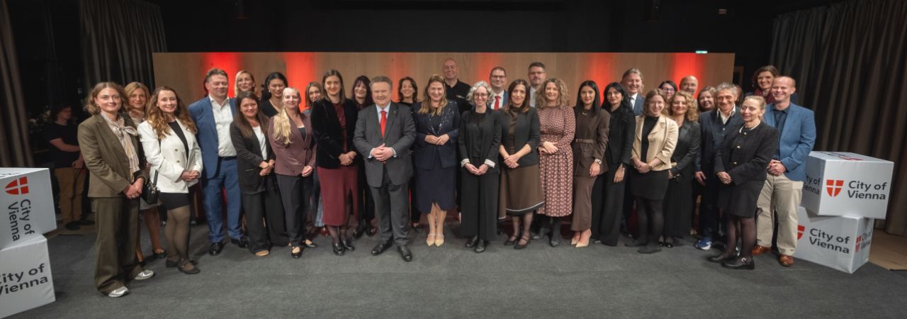 Gruppenfoto der Mitarbeiter*innen der Internationalen Büros mit Bürgermeister Michael Ludwig und Vizebürgermeisterin Barbara Novak