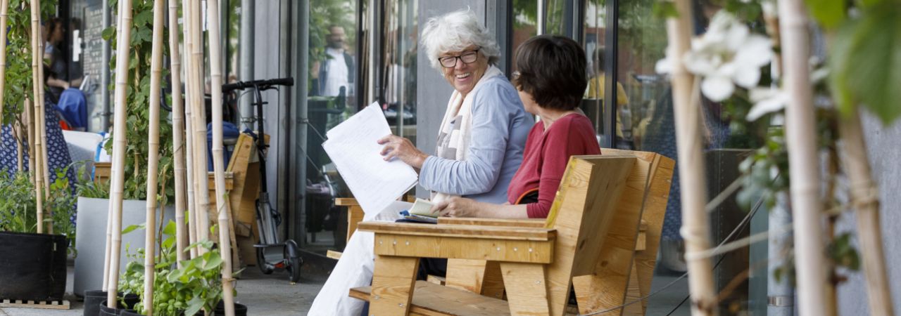 Zwei Senior*innen im Gespräch