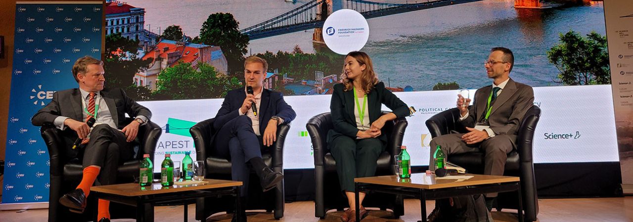 Alexander Ackerl mit weiteren Teilnehmer*innen beim Budapest Forum