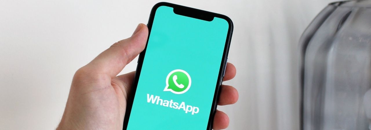 Смартфон, на който се вижда знака на приложението WhatsApp