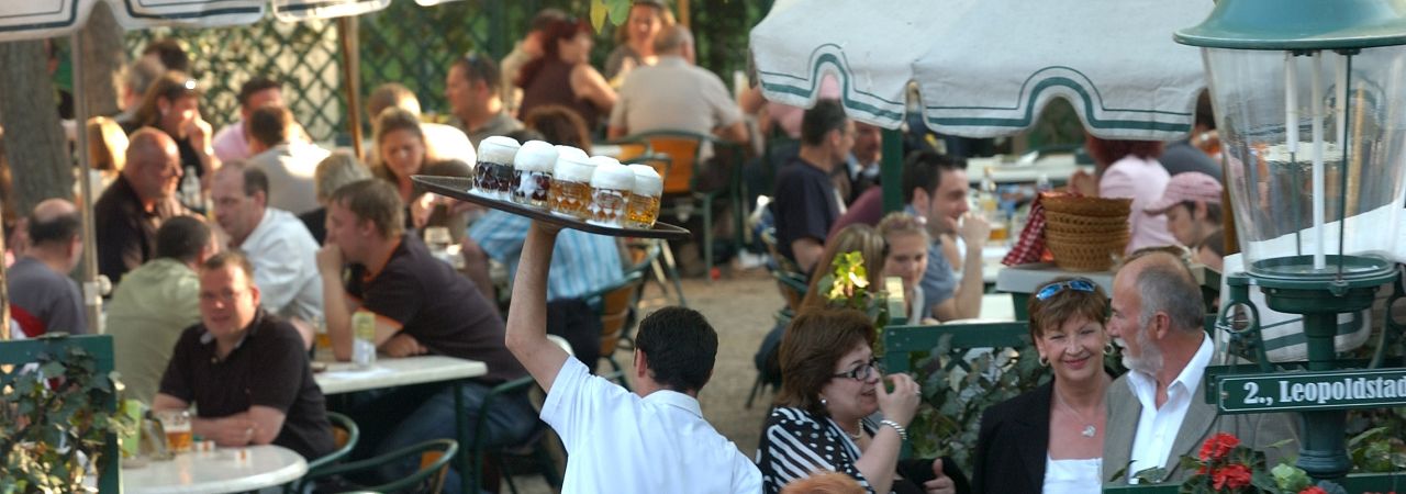 Сервитьори обслужват гости на ресторант Швайцерхаус през лятото