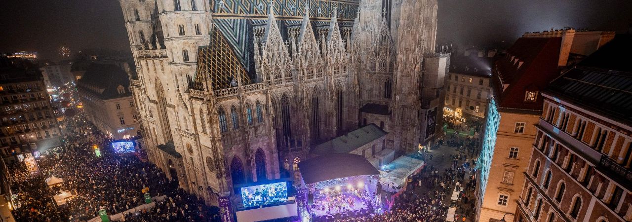 Новогодишна сцена пред Свети Стефан и множество хора на площада