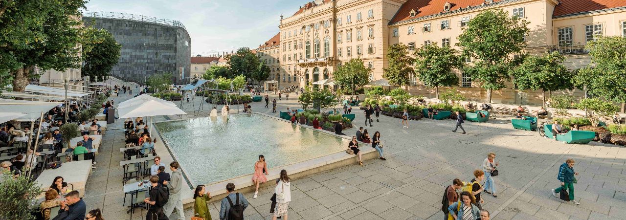 Хора в двора на Квартала на музеите в летен ден