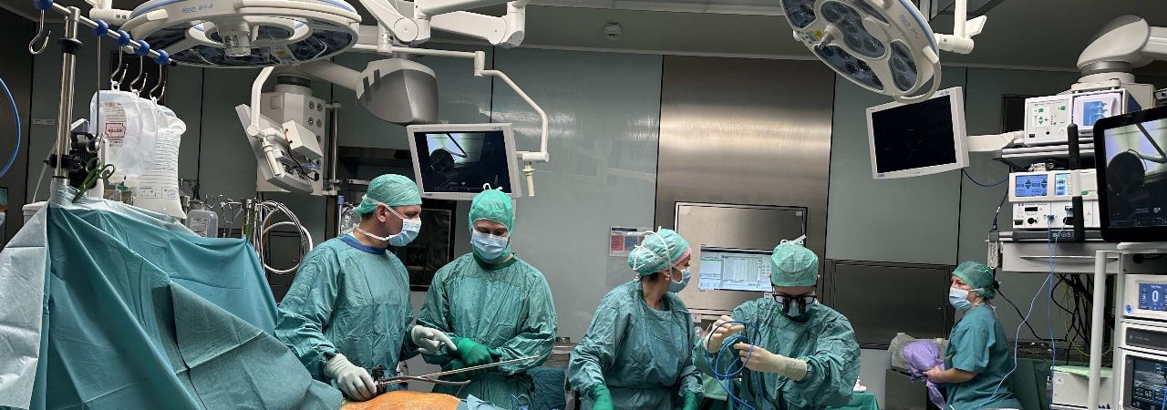 Лекарски екип по време на операция с робота Да Винчи